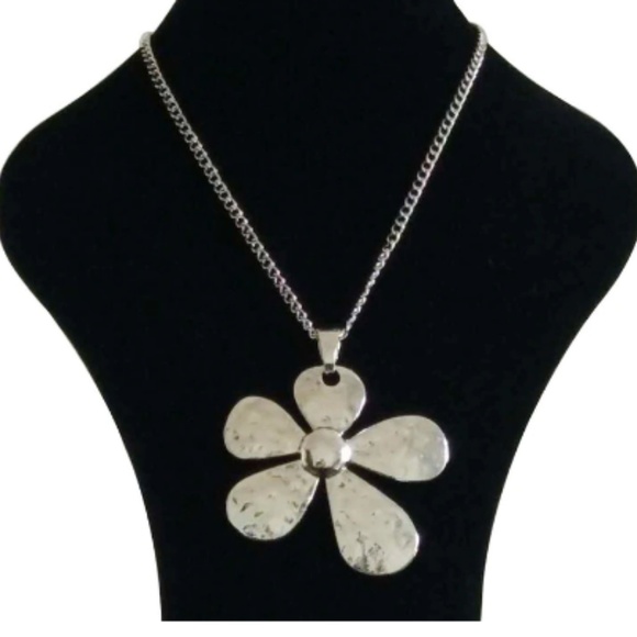 Jewelry - New, large abstract metal flower necklace